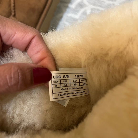 Ugg Bailey Button boots - only worn a few times. - Picture 3 of 7